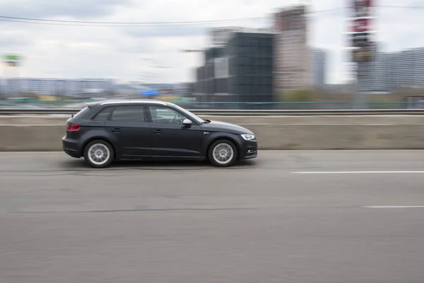 Ουκρανία Κίεβο Απριλίου 2021 Μαύρο Audi Αυτοκίνητο Κινείται Στο Δρόμο — Φωτογραφία Αρχείου