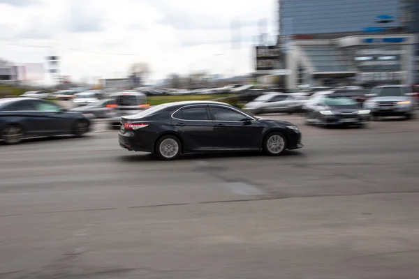 Ukrajina Kyjev Dubna 2021 Černý Toyota Camry Auto Pohybující Ulici — Stock fotografie