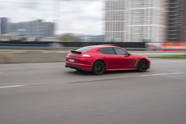 Ucrânia Kiev Abril 2021 Carro Porsche Panamera Vermelho Movendo Rua — Fotografia de Stock