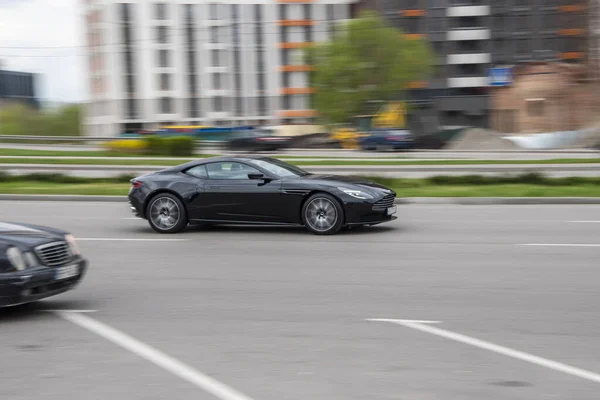 Ukraina Kijów Kwietnia 2021 Czarny Samochód Aston Martin Db11 Poruszający — Zdjęcie stockowe