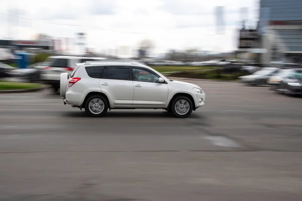 Украина Киев Апреля 2021 Белый Автомобиль Toyota Rav Движется Улице — стоковое фото