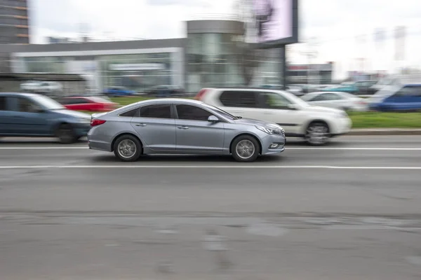 Ukrajina Kyjev Dubna 2021 Stříbrný Vůz Hyundai Sonata Pohybuje Ulici — Stock fotografie