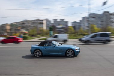 Ukrayna, Kyiv - 30 Nisan 2021: Sokakta hareket eden gümüş renkli Ford Yazı