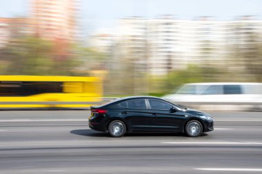 Ukrayna, Kyiv - 30 Nisan 2021: Siyah Hyundai Elantra arabası sokakta hareket ediyor. Yazı