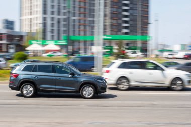 Ukrayna, Kyiv - 20 Nisan 2021: Siyah Skoda Kodiaq arabası yolda ilerliyor. Yazı