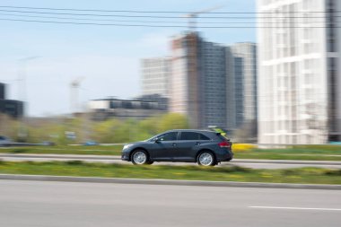 Ukrayna, Kyiv - 30 Nisan 2021: Gri Toyota Venza arabası yolda ilerliyor. Yazı