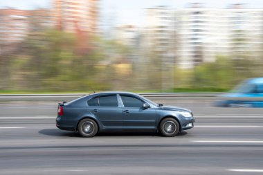 Ukrayna, Kyiv - 30 Nisan 2021: Gri Skoda Octavia arabası yolda ilerliyor. Yazı