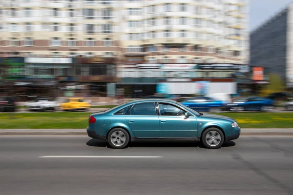 Ukrajina Kyjev Dubna 2021 Zelený Audi Vůz Pohybu Ulici Editorial — Stock fotografie