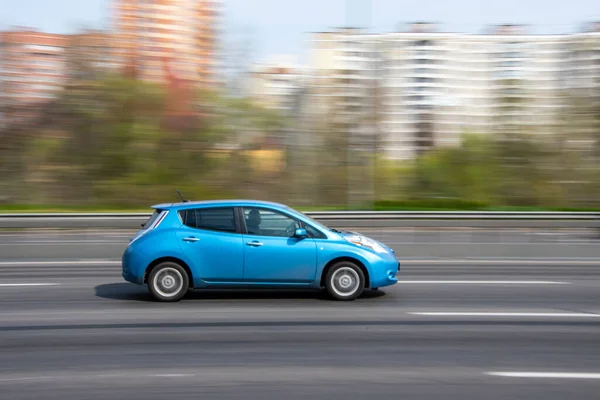 Ukraine Kyiv April 2021 Blue Nissan Leaf Car Moving Street — Stock Photo, Image