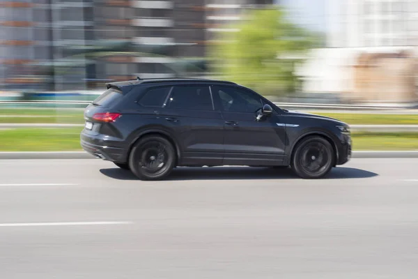 Ουκρανία Κίεβο Απριλίου 2021 Μαύρο Volkswagen Touareg Αυτοκίνητο Κινείται Στο — Φωτογραφία Αρχείου