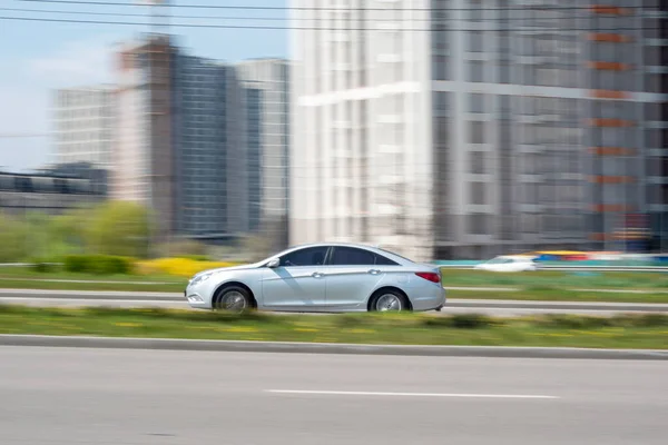 Ukrajina Kyjev Dubna 2021 Stříbrný Vůz Hyundai Sonata Pohybuje Ulici — Stock fotografie