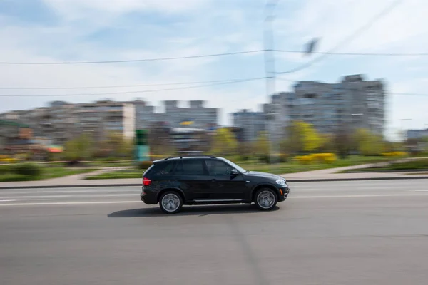 Oekraïne Kiev April 2021 Zwarte Bmw Auto Beweegt Straat Hoofdartikel — Stockfoto