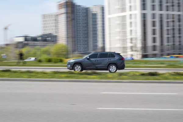 Oekraïne Kiev April 2021 Grijze Toyota Rav Auto Beweegt Straat — Stockfoto