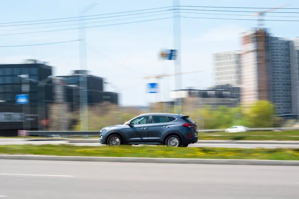 Oekraïne Kiev April 2021 Gray Hyundai Tucson Auto Beweegt Straat — Stockfoto