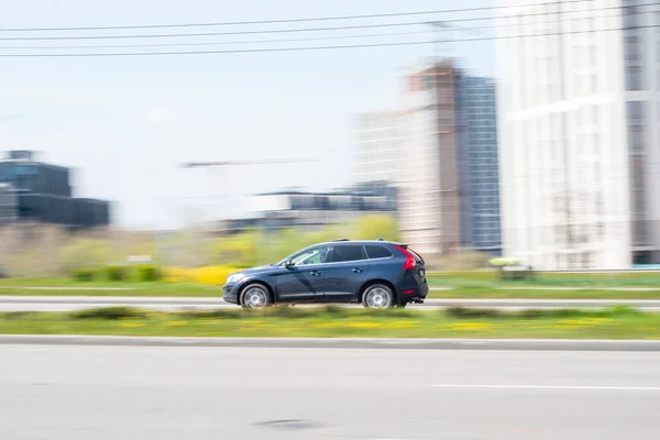 Oekraïne Kiev April 2021 Blauwe Volvo Xc60 Rijdt Straat Hoofdartikel — Stockfoto