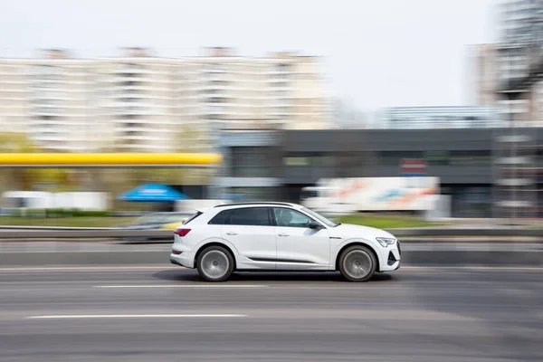 Ukraine Kyiv April 2021 White Audi Tron Car Moving Street — Fotografia de Stock