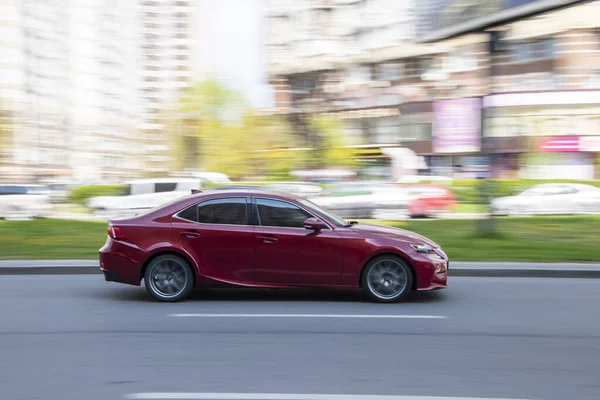 Ουκρανία Κίεβο Απριλίου 2021 Κόκκινο Lexus Αυτοκίνητο Κινείται Στο Δρόμο — Φωτογραφία Αρχείου