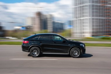 Ukrayna, Kyiv - 26 Nisan 2021: Siyah Mercedes-Benz GLE Coupe AMG arabası sokakta hareket ediyor. Yazı