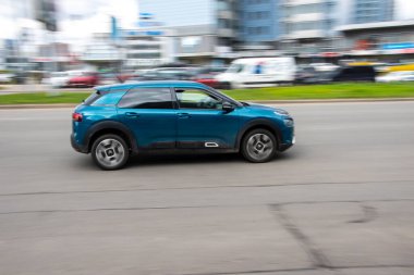 Ukrayna, Kyiv - 26 Nisan 2021: Mavi Citroen C4 Kaktüs arabası yolda ilerliyor.  