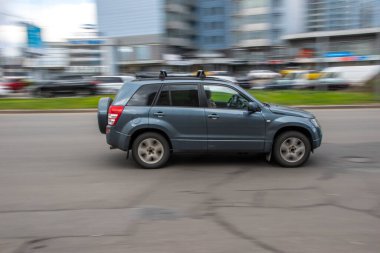 Ukrayna, Kyiv - 26 Nisan 2021: Gri Suzuki Grand Vitara arabası yolda ilerliyor.  