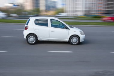 Ukrayna, Kyiv - 26 Nisan 2021: Beyaz Toyota Vitz arabası sokakta hareket ediyor. Yazı