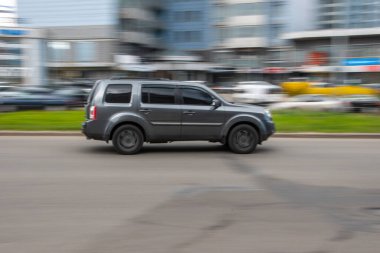Ukrayna, Kyiv - 26 Nisan 2021: Gri Honda Pilot aracı caddede ilerliyor.  