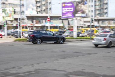 Ukrayna, Kyiv - 26 Nisan 2021: Siyah BMW X5 aracı sokakta hareket ediyor. Yazı