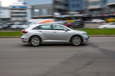 Ukrayna, Kyiv - 26 Nisan 2021: Beyaz Toyota Venza arabası yolda ilerliyor.  