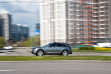 Ukrayna, Kyiv - 26 Nisan 2021: Gri Infiniti FX arabası sokakta hareket ediyor. Yazı