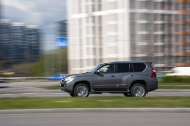 Ukrayna, Kyiv - 26 Nisan 2021: Silver Lexus GX aracı yolda ilerliyor. Yazı