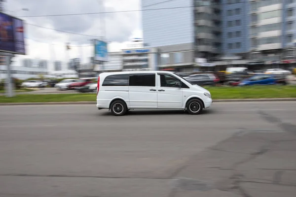 Украина Киев Апреля 2021 Белый Автомобиль Mercedes Benz Vito Движется — стоковое фото