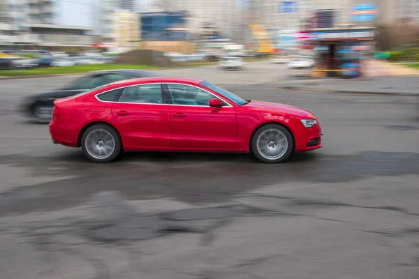 Ουκρανία Κίεβο Απριλίου 2021 Κόκκινο Audi Αυτοκίνητο Κινείται Στο Δρόμο — Φωτογραφία Αρχείου