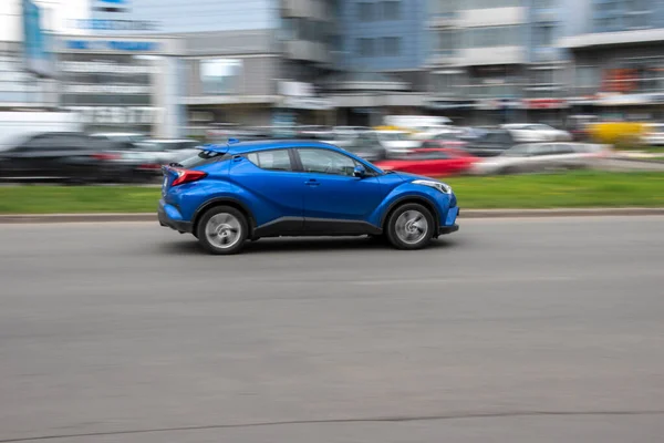 Ucrânia Kiev Abril 2021 Carro Azul Toyota Movimento Rua — Fotografia de Stock