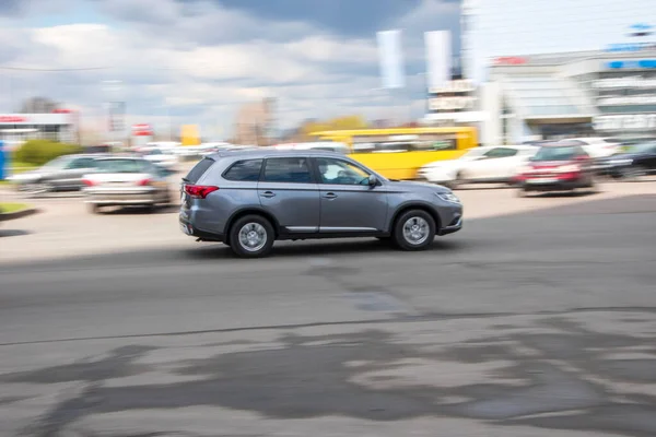 Ukraine Kyiv April 2021 Gray Mitsubishi Outlander Car Moving Street — Stock Photo, Image