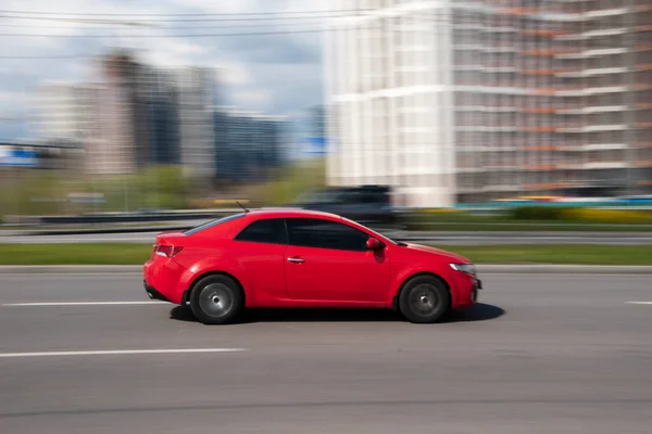 Украина Киев Апреля 2021 Автомобиль Red Kia Cerato Движется Улице — стоковое фото