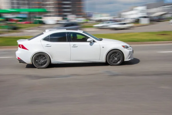 Ουκρανία Κίεβο Απριλίου 2021 Λευκό Lexus Αυτοκίνητο Κινείται Στο Δρόμο — Φωτογραφία Αρχείου