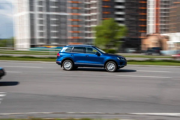 Ucrânia Kiev Abril 2021 Carro Azul Volkswagen Touareg Movimento Rua — Fotografia de Stock