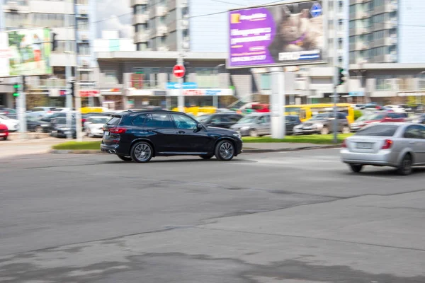 Oekraïne Kiev April 2021 Zwarte Bmw Auto Beweegt Straat Hoofdartikel — Stockfoto