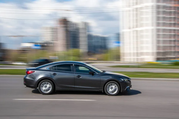 Ουκρανία Κίεβο Απριλίου 2021 Γκρι Mazda Αυτοκίνητο Κινείται Στο Δρόμο — Φωτογραφία Αρχείου