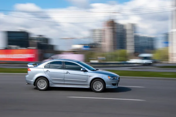 Ukrajina Kyjev Dubna 2021 Stříbrná Mitsubishi Lancer Auto Pohybující Ulici — Stock fotografie