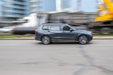 Ukrayna, Kyiv - 26 Nisan 2021: Gri BMW X7 arabası yolda ilerliyor.  