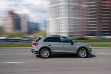 Ukrayna, Kyiv - 26 Nisan 2021: Silver Audi Q5 aracı yolda ilerliyor. Yazı