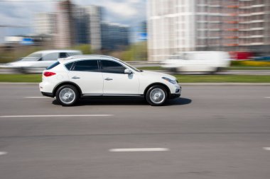 Ukrayna, Kyiv - 26 Nisan 2021: Beyaz Infiniti QX50 aracı sokakta hareket ediyor. Yazı