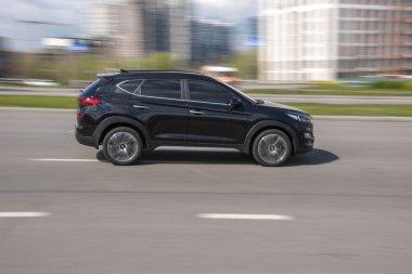 Ukrayna, Kyiv - 26 Nisan 2021: Siyah Hyundai Tucson arabası yolda ilerliyor. Yazı