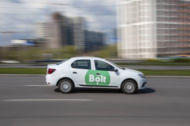 Ukrayna, Kyiv - 26 Nisan 2021: Taxi Bolt White Renault Logan arabası yolda ilerliyor. Yazı