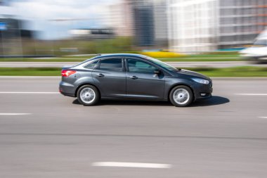 Ukrayna, Kyiv - 26 Nisan 2021: Gri Ford Focus arabası sokakta hareket ediyor. Yazı