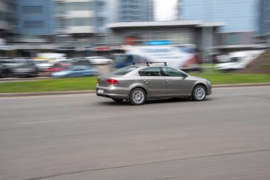 Ukrayna, Kyiv - 26 Nisan 2021: Gümüş Volkswagen Passat aracı sokakta hareket ediyor.  