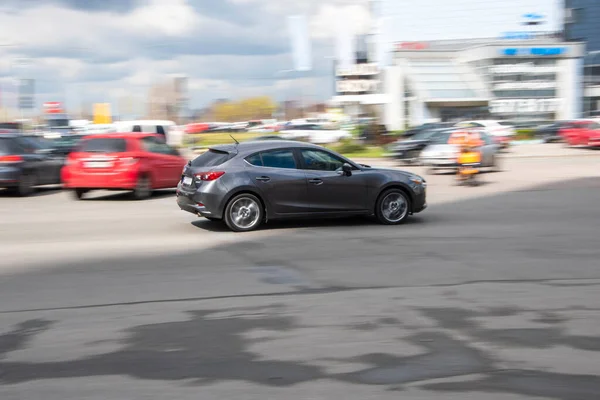 Ουκρανία Κίεβο Απριλίου 2021 Γκρι Mazda Αυτοκίνητο Κινείται Στο Δρόμο — Φωτογραφία Αρχείου