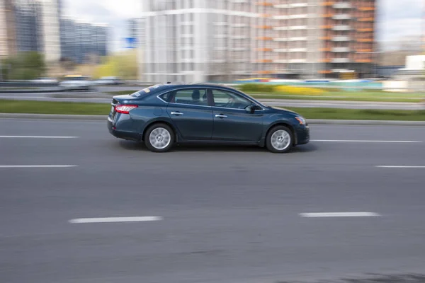 Ucrânia Kiev Abril 2021 Carro Azul Nissan Sentra Movendo Rua — Fotografia de Stock