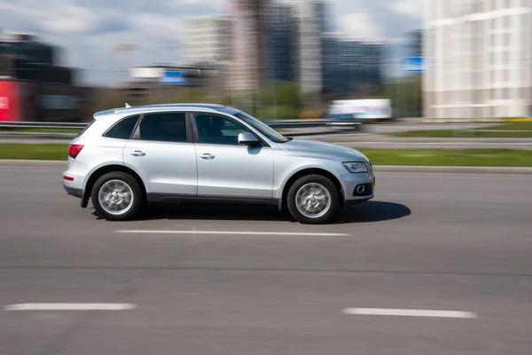 Ukraine Kyiv April 2021 Silver Audi Car Moving Street Editorial — Stock Photo, Image